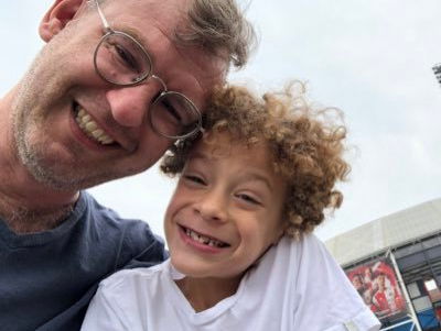 Wethouder onderwijs zit noodgedwongen thuis om eigen kind les te geven