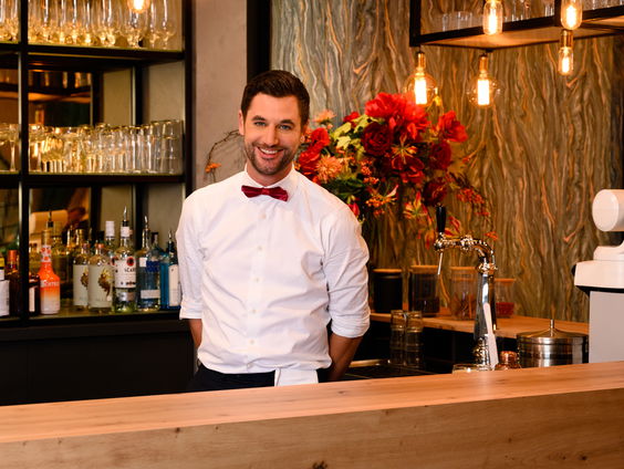 First Dates barman Victor over z'n opvolger: "Moet een soort Zwitsers zakmes zijn"