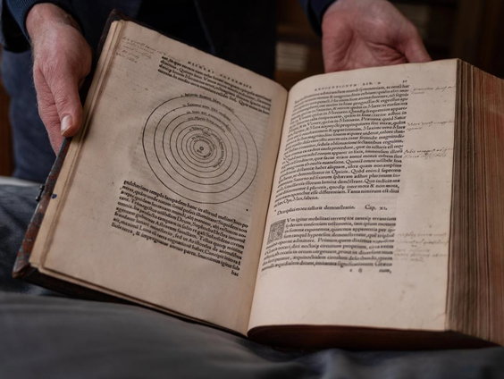 Teylers Museum toont 'gevaarlijke' wetenschappelijke boeken