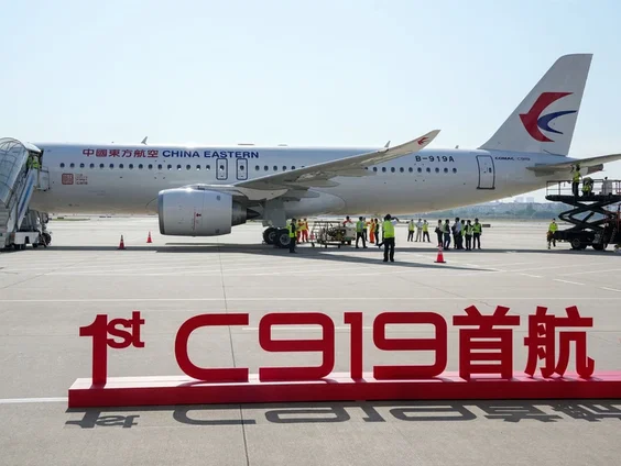 China maakt eerste internationale vlucht met eigen commerciële vliegtuig