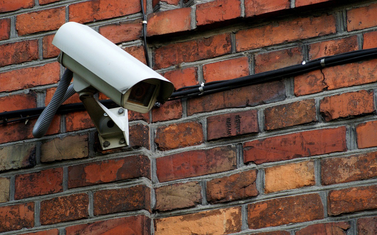 Plaatselijk Belang Nieuw-Weerdinge wil camera's bij ieder huis vanwege groep overlastgevers uit AZC