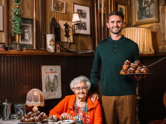 Mark bakt samen met oma Coby oliebollen tegen eenzaamheid