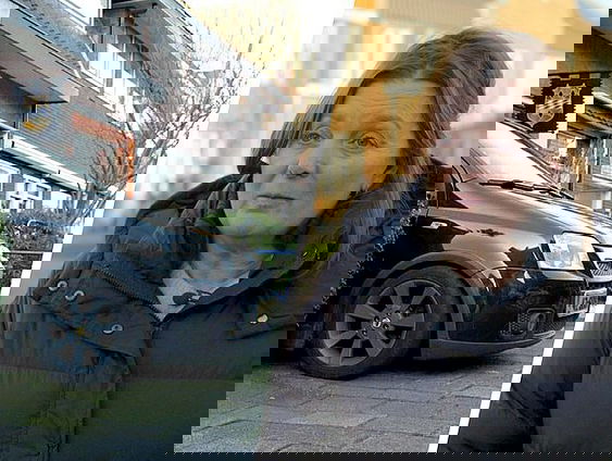 De voortuin als parkeerplaats? Het leidt tot ruzies in de buurt en wethouders weten niet wat ze ermee aan ...