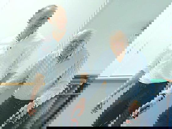 Allard is zij-instromer in de zorg: 'Ik sta liever bij een bewoner aan het bed dan de honderdste e-mail o ...