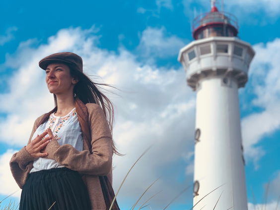 Milou Mignon bezingt de vuurtoren van IJmuiden