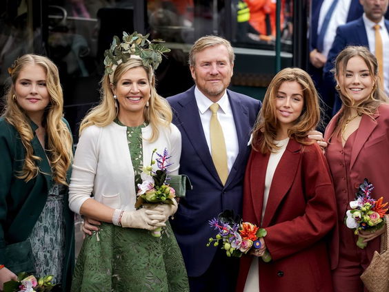 Burgemeester Eric van Oosterhout en zangeres Carina Vinke blikken terug op Koningsdag in Emmen