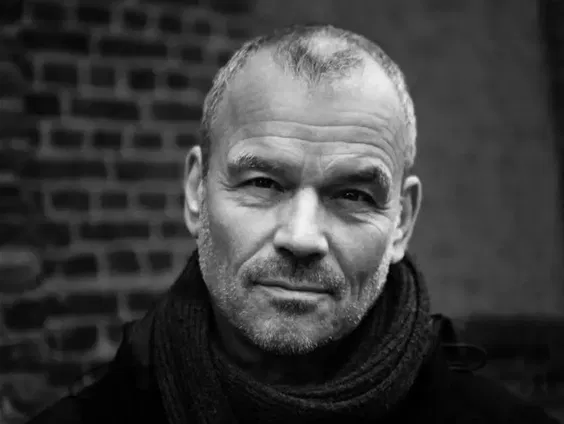 Ernst Jansz vertelt het liefdesverhaal van zijn ouders in zestien liedjes