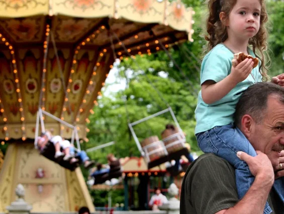 Stand.nl: 'Onbeperkt eten en drinken voor kinderen moet verboden worden in attractieparken'