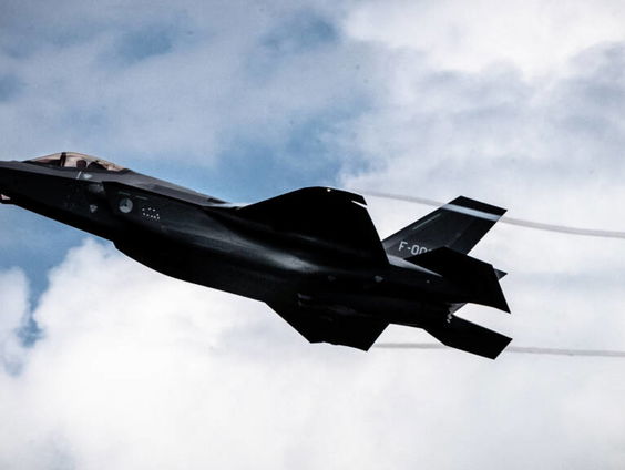 Smiley maakt als eerste Nederlandse straaljagerpiloot 1000 vlieguren in een F35
