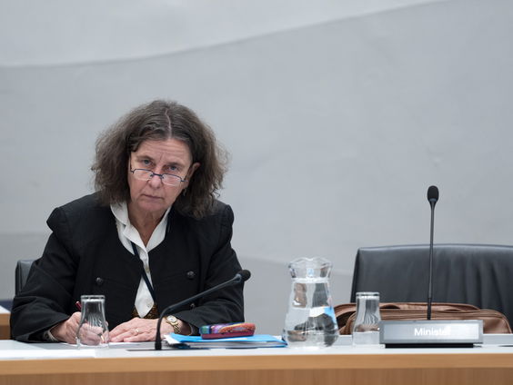 Flinke kritiek op asielminister Faber: wat moet er gebeuren?