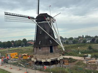 Een flink staaltje precisiewerk: molen van 250 jaar oud 'opgetild'