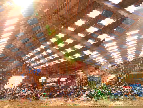 Eerbetoon aan Maarten van Roozendaal in een koeienstal