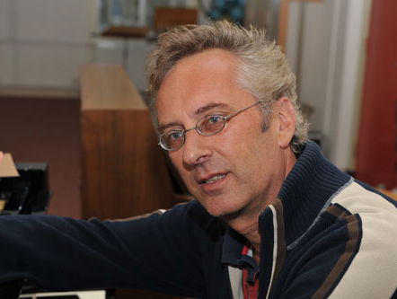 Muzikale parels uit Nederlands-Indië. Pianist Henk Mak van Dijk nam ze op.