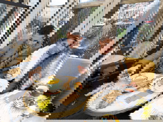 Jongere generaties ontbijten vaker buiten de deur, is dat erg?