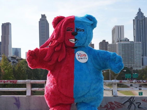 Knuffels uitdelen in berenpak om kloof te dichten tijdens verkiezingen in Verenigde Staten