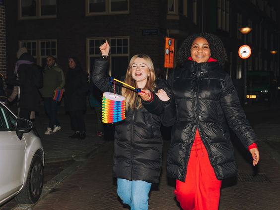 Lampionnentocht in Amsterdam-Noord voor veiligheid vrouwen op straat