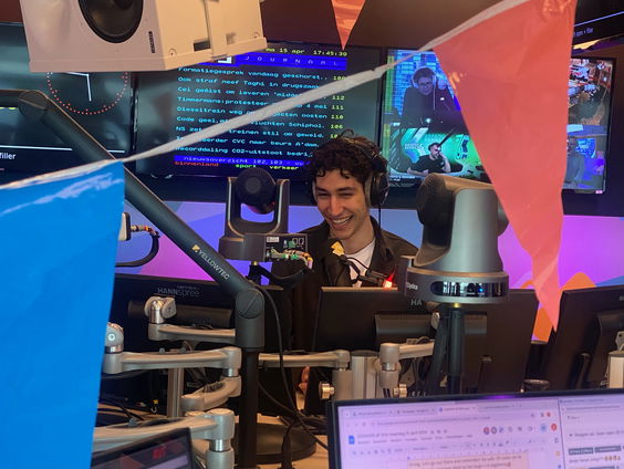 Annan Verboom neemt kinderen mee naar de muziekschool voor een feestje