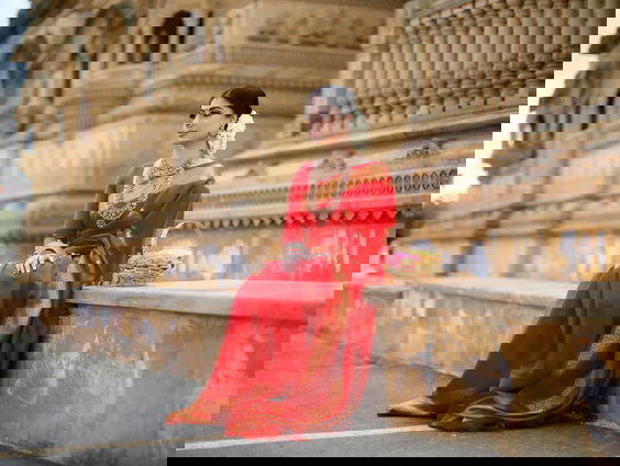 Wat zegt de sari over de identiteit van de drager?