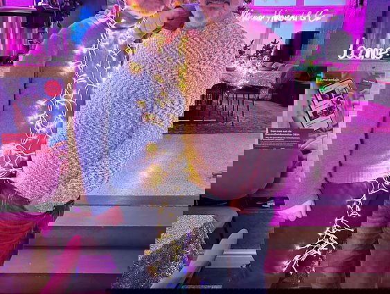 De Ochtend zet mensen in de kerstverlichting