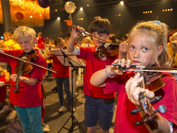 Viooldocent Jorien Muste en raadslid Judith Bokhove over einde grootste Rotterdamse muziekschool