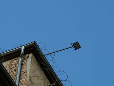 Is het zinvol om ontsnappen uit de gevangenis strafbaar te stellen?