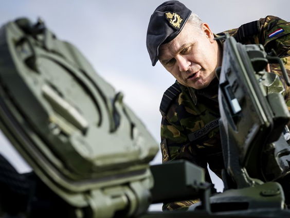 Commandant: Nederlands leger versneld in gereedheid brengen voor inzet