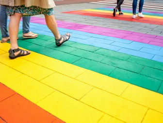 Regenboogzebrapaden zijn meer dan straatversiering