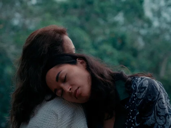 Voor de documentaire Mama'ku reisde Cheroney Pelupessy af naar Indonesië opzoek naar haar verborgen famil ...
