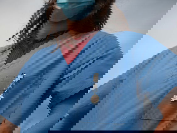 Twee verpleegkundigen keken naar de film “Heldin”