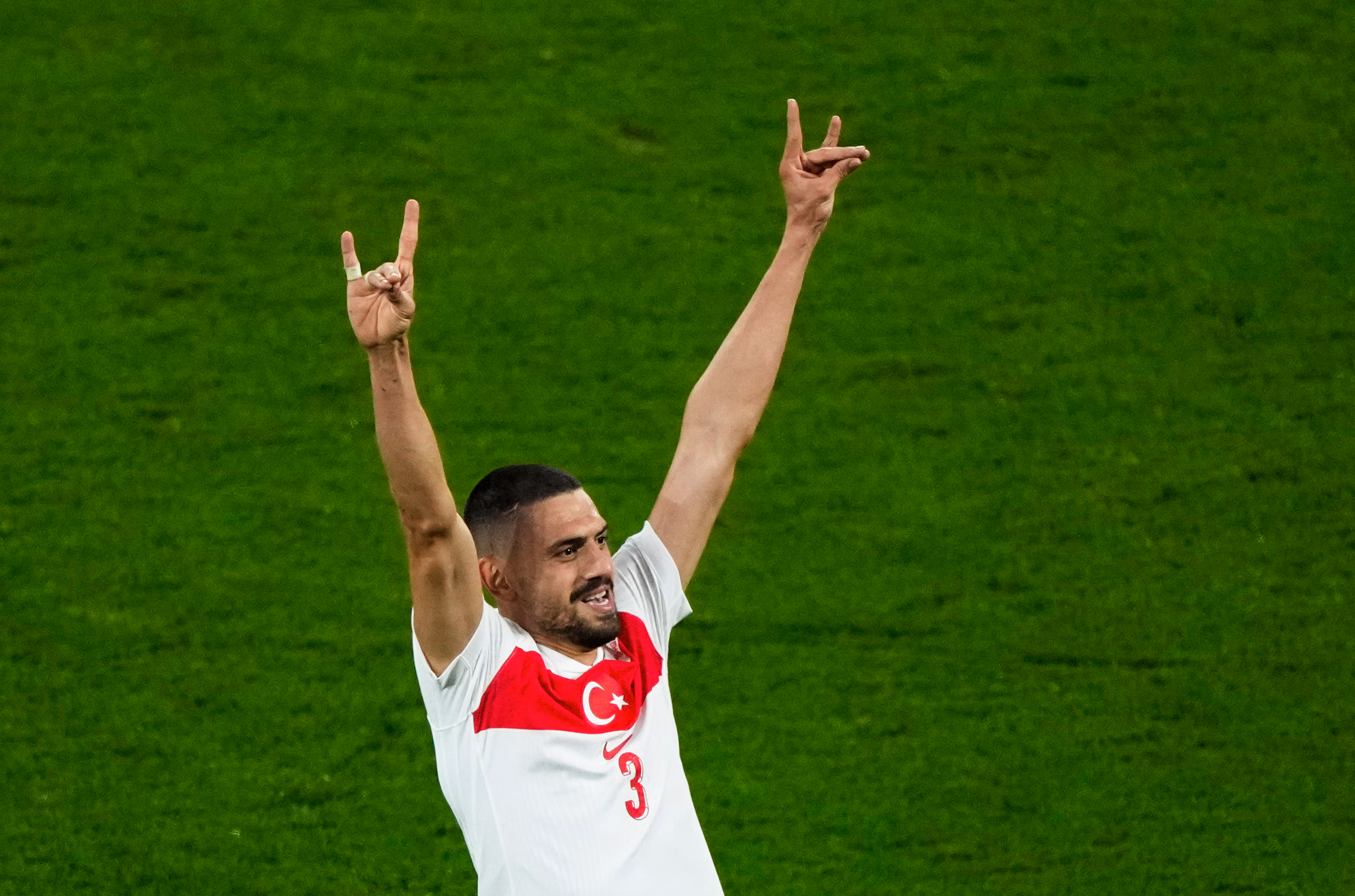 Waarom de Turkse wolvengroet het EK in Duitsland verstoorde