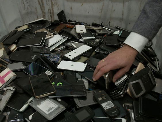 Miljoenen oude smartphones liggen te verstoffen, 'breng ze naar recycling'
