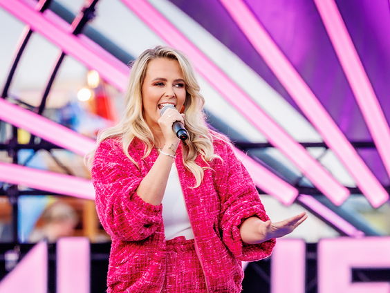 Monique Smit tovert AFAS om in Mega Kids Disco