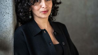 Nisrine Mbarki Ben Ayad is de nieuwe Dichter der Nederlanden
