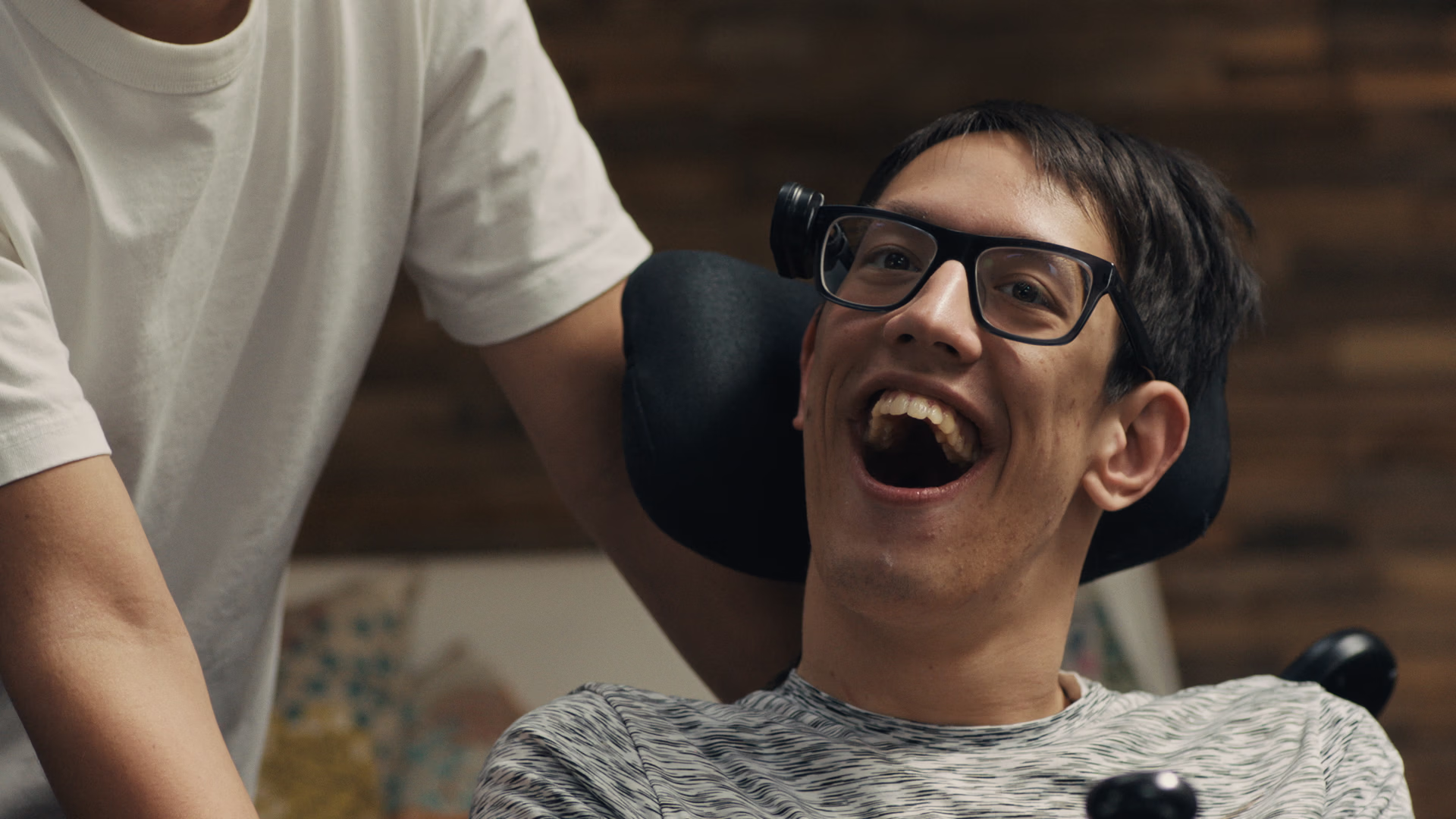 Gevangen in een rolstoel en nooit kunnen praten, maar dan krijgt Freek een stem