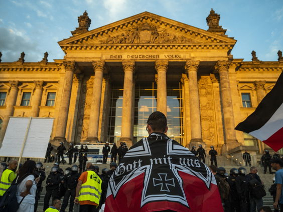 Negen leden van de militaire tak van de Reichsbürgerbeweging voor de rechter