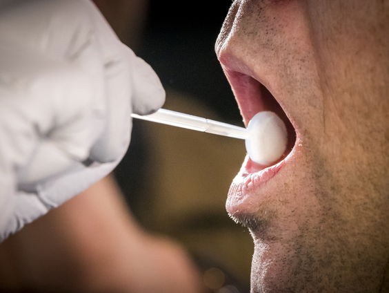 Wat zijn risico's van forensisch gebruik van commerciële DNA-databanken?