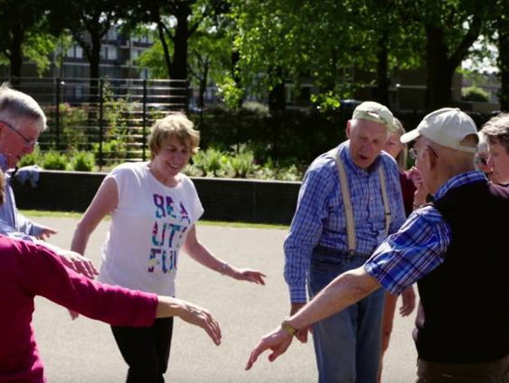 Ouderen helpen elkaar in zorgzame gemeenschappen