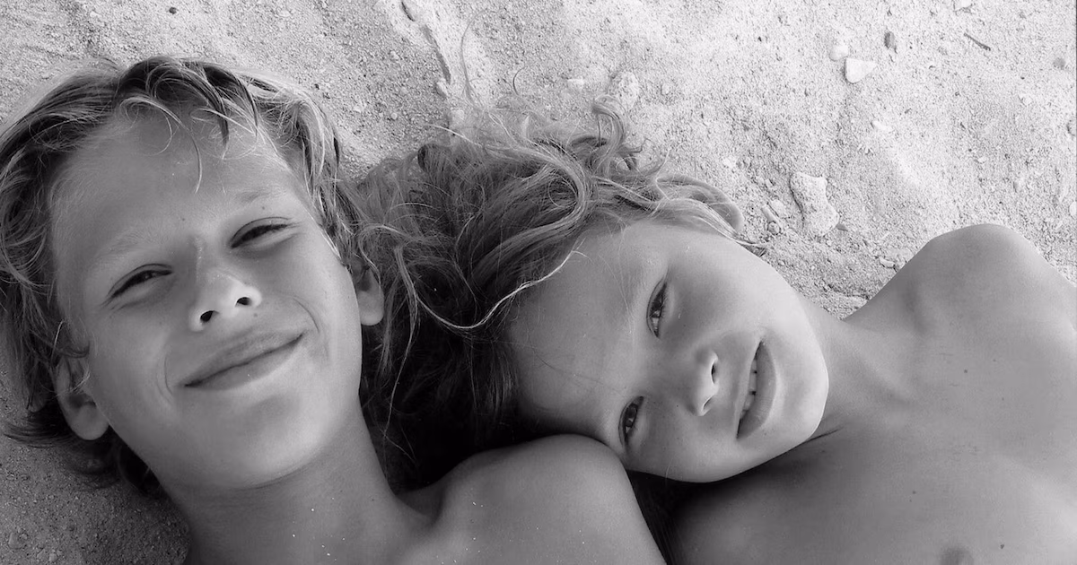 'Zusje' over voorzichtige toenadering tussen een broer en een zus