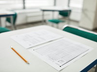 Waarom beginnen de schriftelijke eindexamens op een vrijdag?