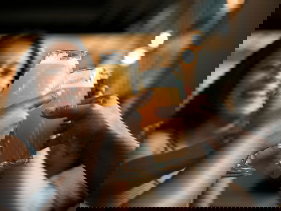 Hoe alcohol verweven is in onze maatschappij: 'De glazen klinken al boven de wieg'