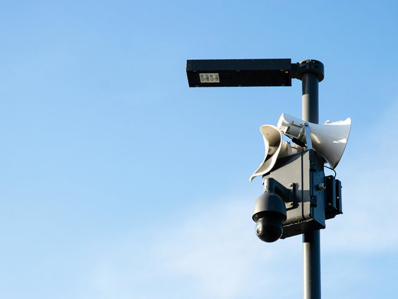 Is het wegbezuinigen van het luchtalarm verstandig?