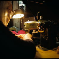 Esther Smith helpt kleermakers uit de bijstand