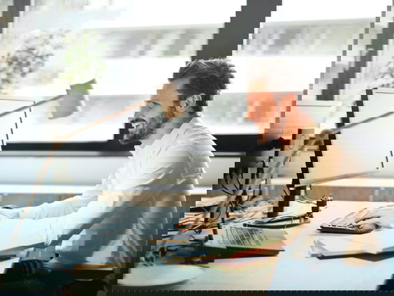 Waarom het kantoor de ultieme inspiratiebron is voor deze striptekenaar