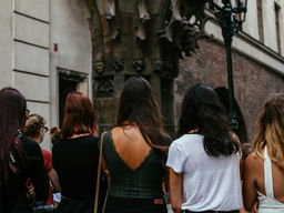 Laura zorgt ervoor dat niemand alleen naar de abortuskliniek hoeft