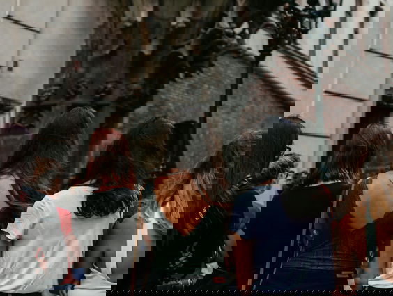 Laura zorgt ervoor dat niemand alleen naar de abortuskliniek hoeft