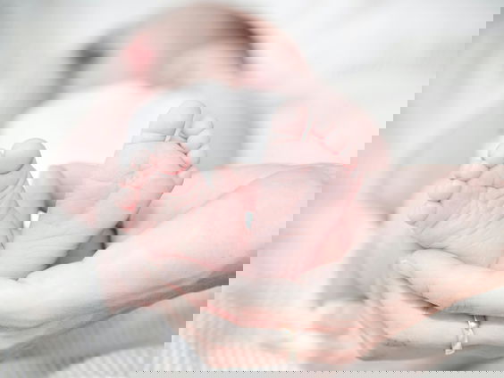 Aanstaande ouders betalen hoge boetes als ze kraamzorg annuleren