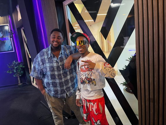 Revsosa scoort met ‘Het is Oké’ als onze Artist Of The Week