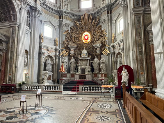 Oudenbosch maakt zich klaar voor witte rook, net als in Rome