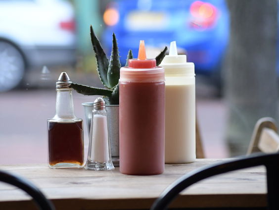 Koen (25) uit Vlijmen bedacht een mayofles, die wél leeg gaat