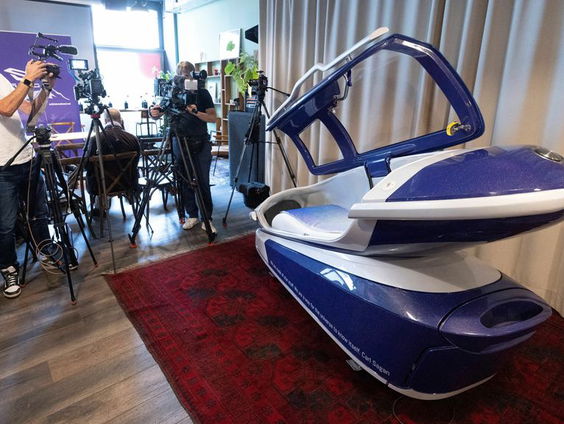 Wie is Philip Nitschke, die de zelfdodingscapsule ontwikkelde?